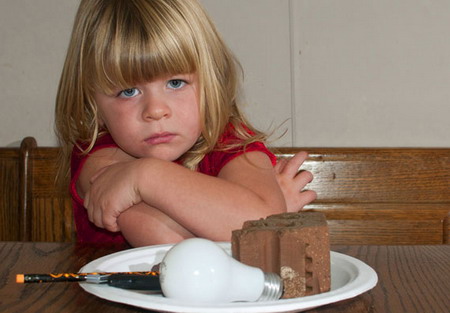 دختر خردسالی که اعتیاد به خوردن چوب، سنگ و آجر دارد + عکس 1