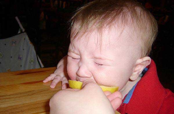 لیمو ترش خوردن کودکان واقعا دیدن داره
