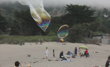 کلیپ دیدنی حبابهای غول پیکر در ساحل